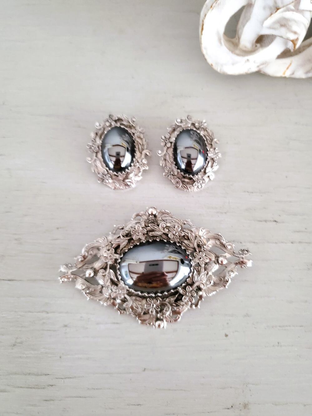 Vintage 1950s WHITING & DAVIS Hematite Silver-Tone Brooch Pin and Clip Earrings